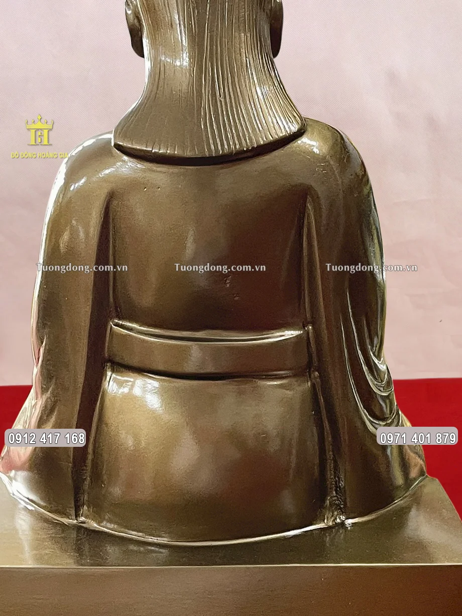 Phía sau trơn nhẵn của bức tượng đồng